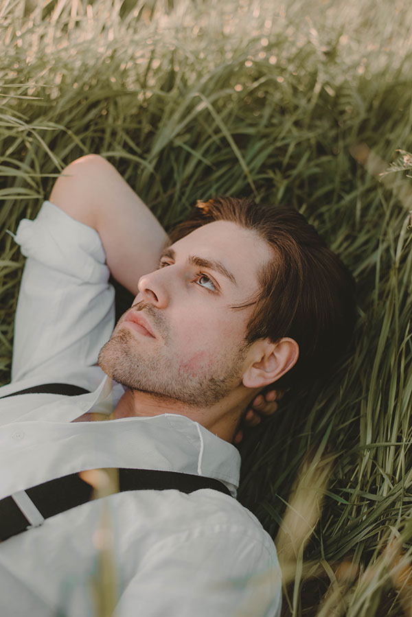 Imagen de hombre mirando al cielo