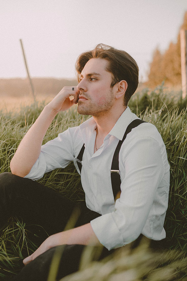 Imagen de hombre mirando horizonte