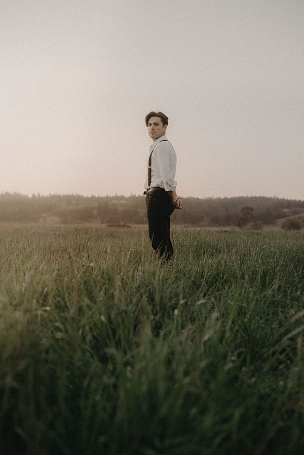 Imagen de hombrem mirando hacia atrás