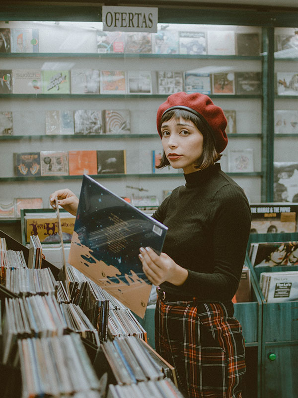 Retrato de mujer en tienda de vinilos estilo vintage