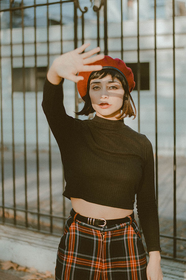 Mujer tapando el sol con su mano