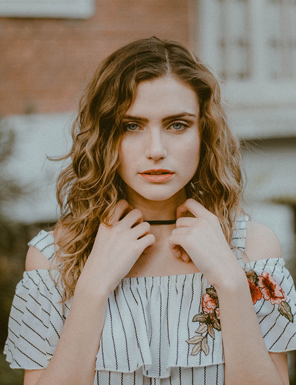 Retrato de mujer mirando a la cámara