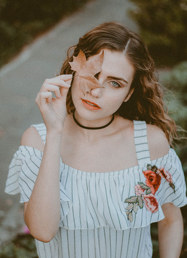 Mujer con hoja de otoño