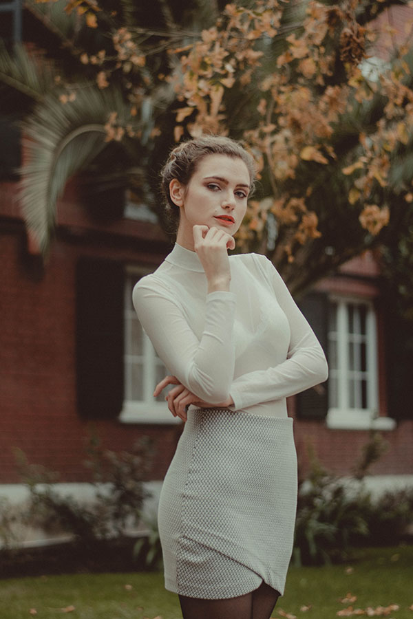 Mujer posando para fotografía en Otoño