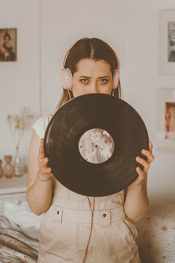 Retrato de mujer con vinilo de música y audifonos estilo vintage, tumblr