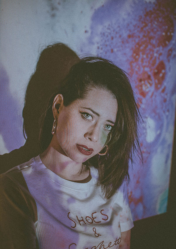 Mujer mirando a la cámara, mujer con proyector