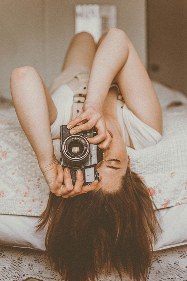 Mujer sacando fotografía, mujer con cámara