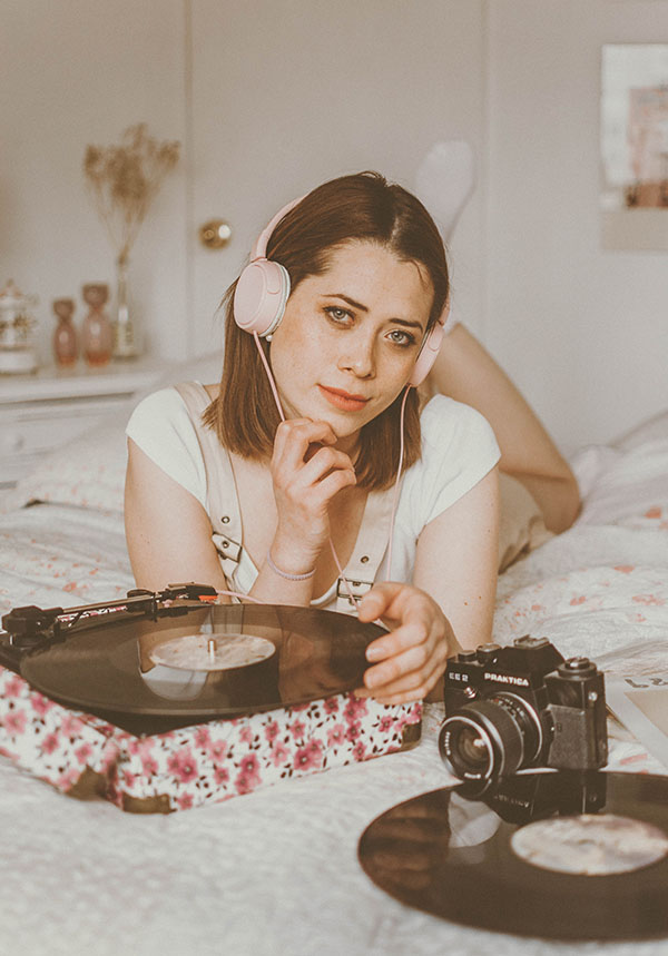 Mujer escuchando música, mujer con toca disco