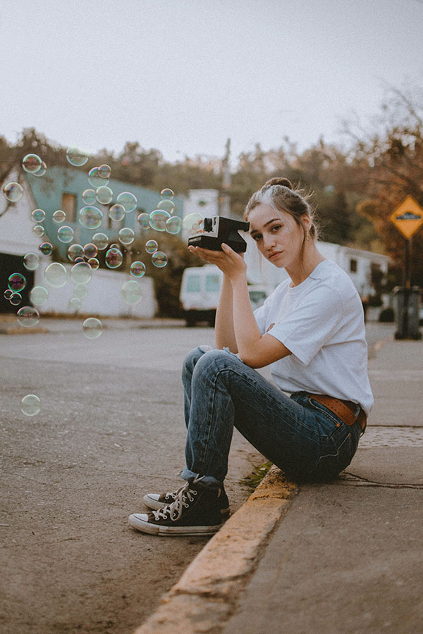 Mujer con camara polaroid, mujer con burbujas