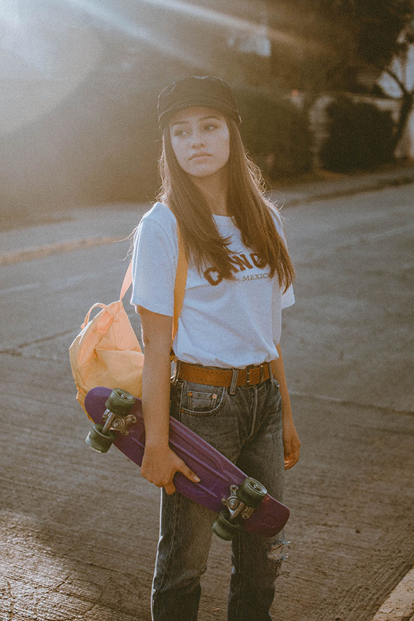 Mujer con skate, skater, vintage, tumblr
