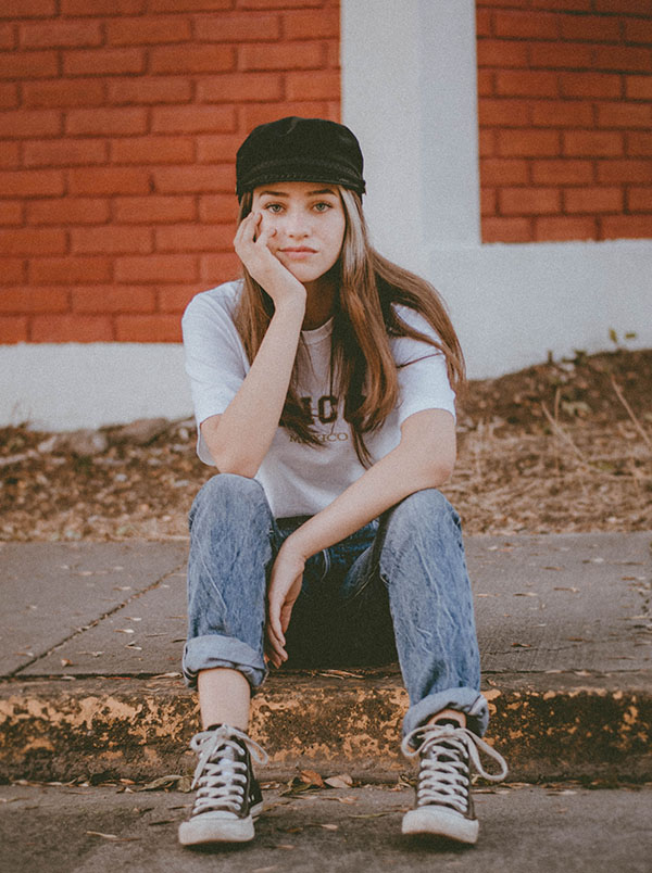 Mujer en bereda de calle, mujer vintage, mujer tumblr