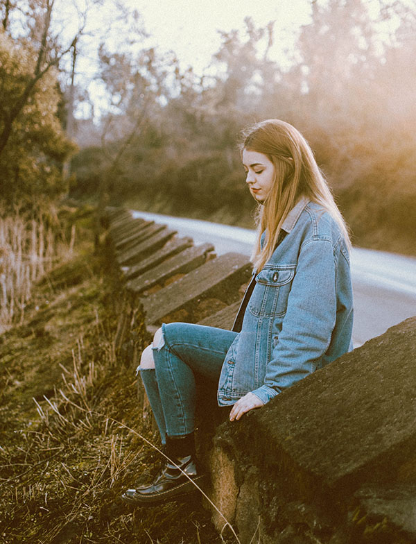 Retrato de mujer sentada en bereda estilo vintage
