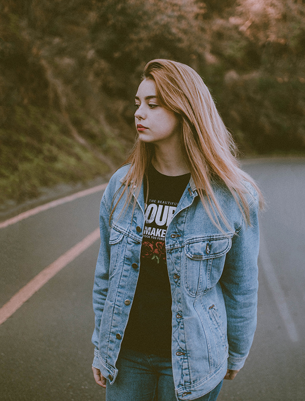 Retrato de mujer en medio de la calle