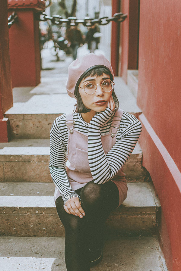 Mujer estilo francés, sentada en escalera