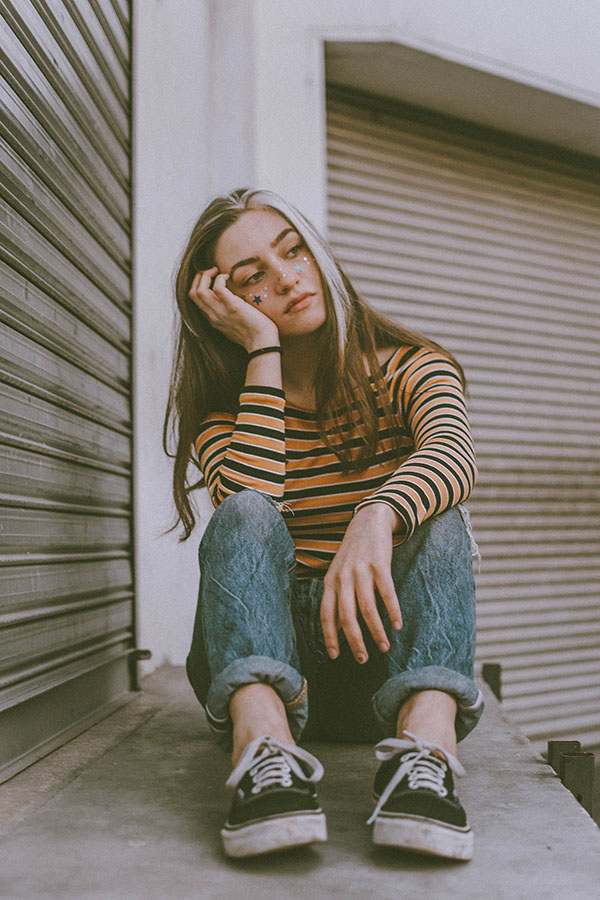Mujer sentada aburrida, estilo vintage, tumblr