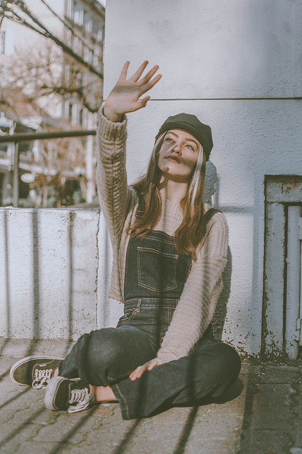 Mujer mirando hacia el sol, sombras, vintage