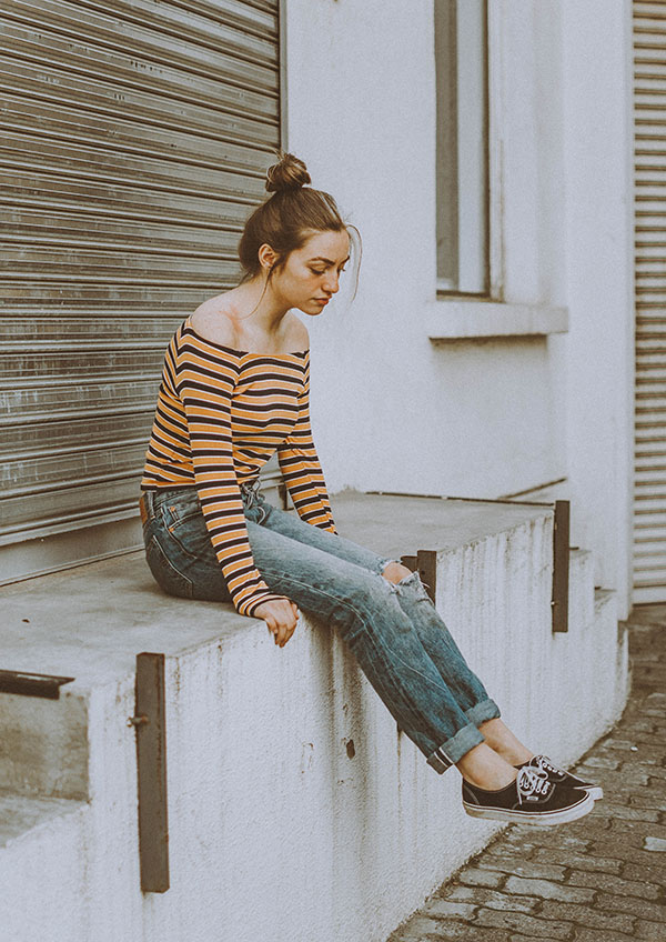 Mujer sentada estilo vintage, tumblr