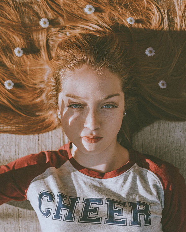 Mujer acostada en calle, retrato, flores, vintage