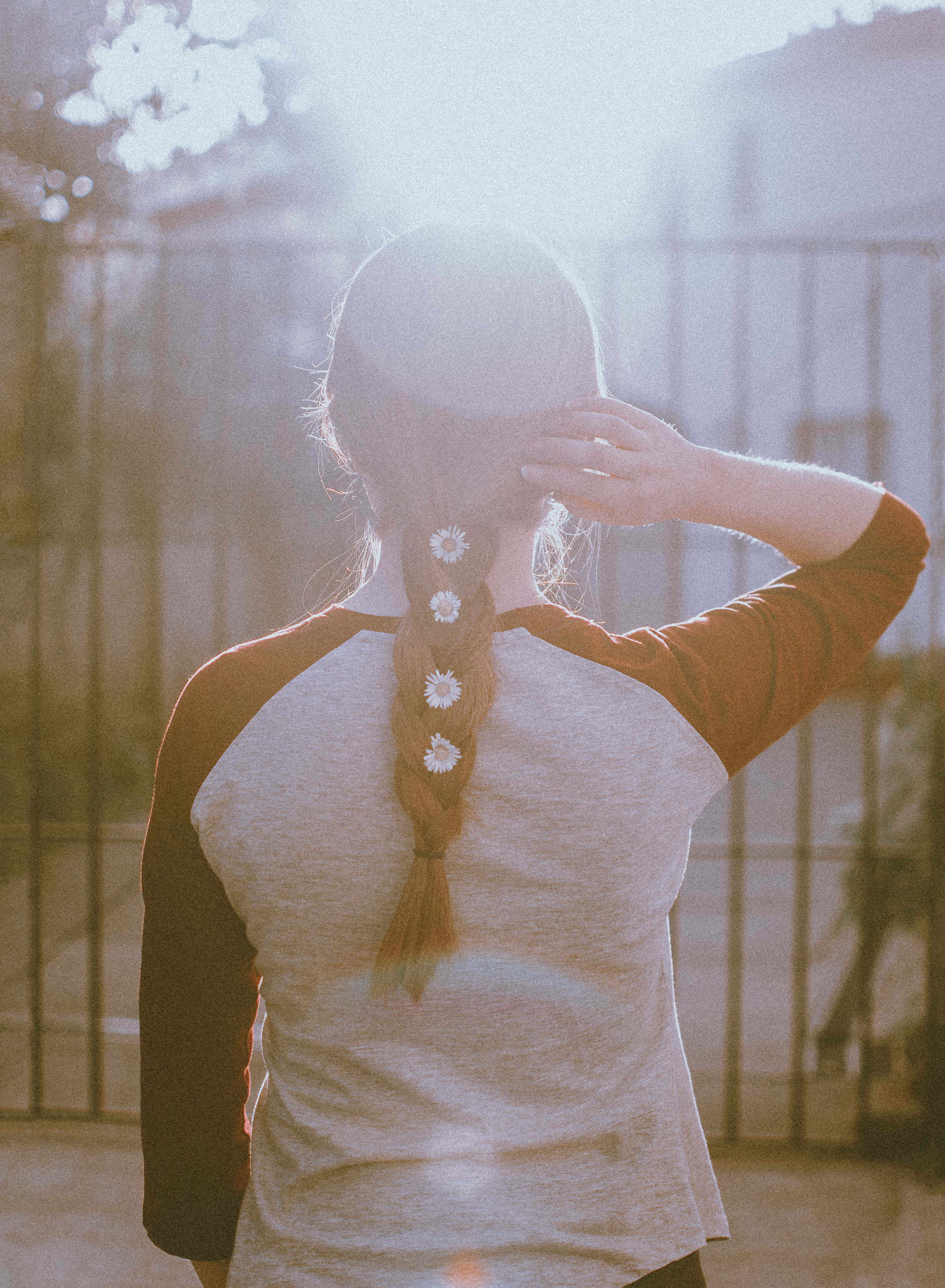 Retrato de mujer espaldas con flores en trenza de cabello estilo tumblr