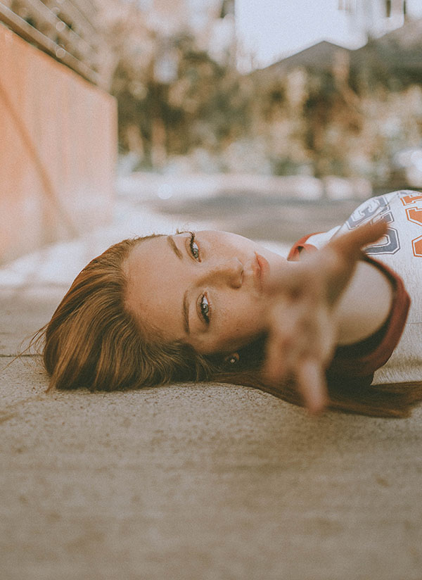 Retrato de mujer acosatda en la calle mirando a cámara