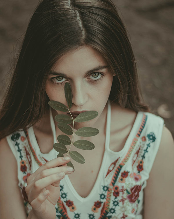 Retrato de mujer con hoja de planta