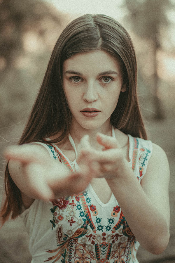 Retrato de mujer atardecer tendiendo sus manos